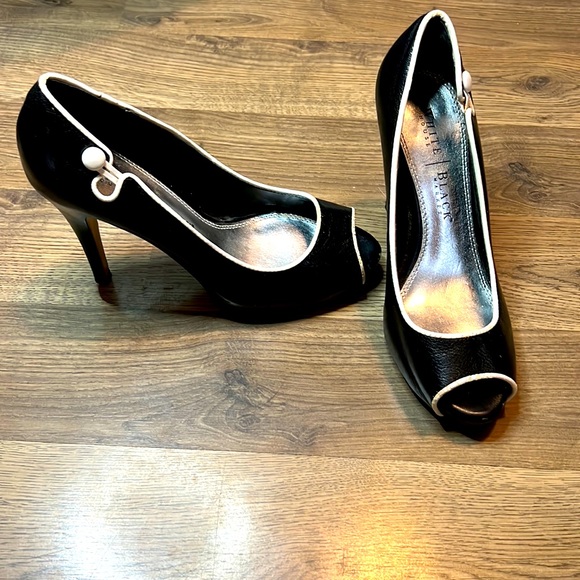 White House Black Market Shoes - *HP* White House Black Market Julianne Size 7 1/2
